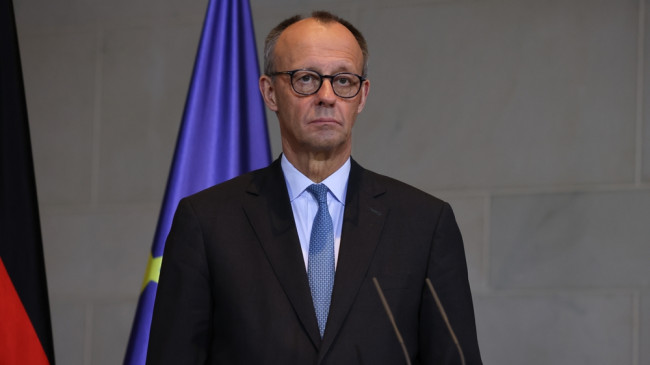 Almanya'da erkeklerin uzun süre yurt dışında kalmasını bildirmesini zorunlu kılan kural üzerine tartışma