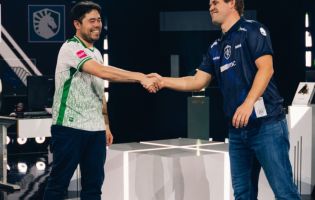Magnus Carlsen, heyecan verici yarı finalin ardından Esports Dünya Kupası Satranç finallerinde Alireza Firouzja ile karşı karşıya geliyor