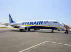 Bir adam neredeyse bir Ryanair u&ccedil;ağında bir pencereden dışarı &ccedil;ekiliyordu