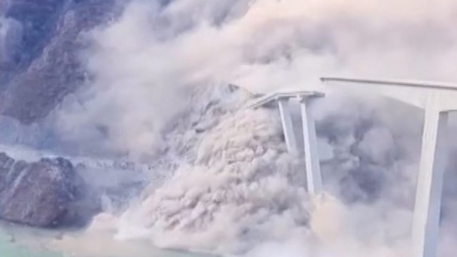 Video, Çin'de yeni inşa edilen 2.500 fit uzunluğundaki köprünün saniyeler içinde çöktüğü anı yakalıyor