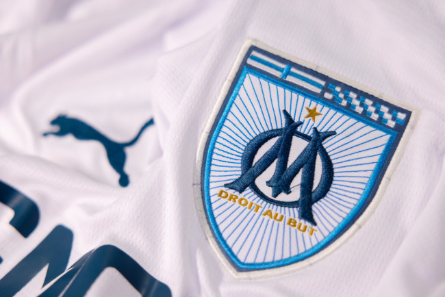 Olympique Marseille, oyuncuları antrenman sahasında gece kalmaya zorluyor; bu da İş Kanunu'nu ihlal ediyor ve bir tür taciz yapıyor